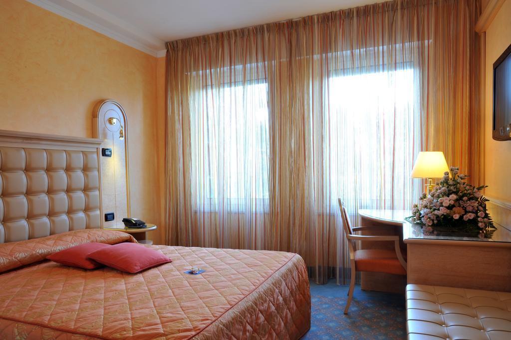 Agora' Palace Hotel Biella Esterno foto