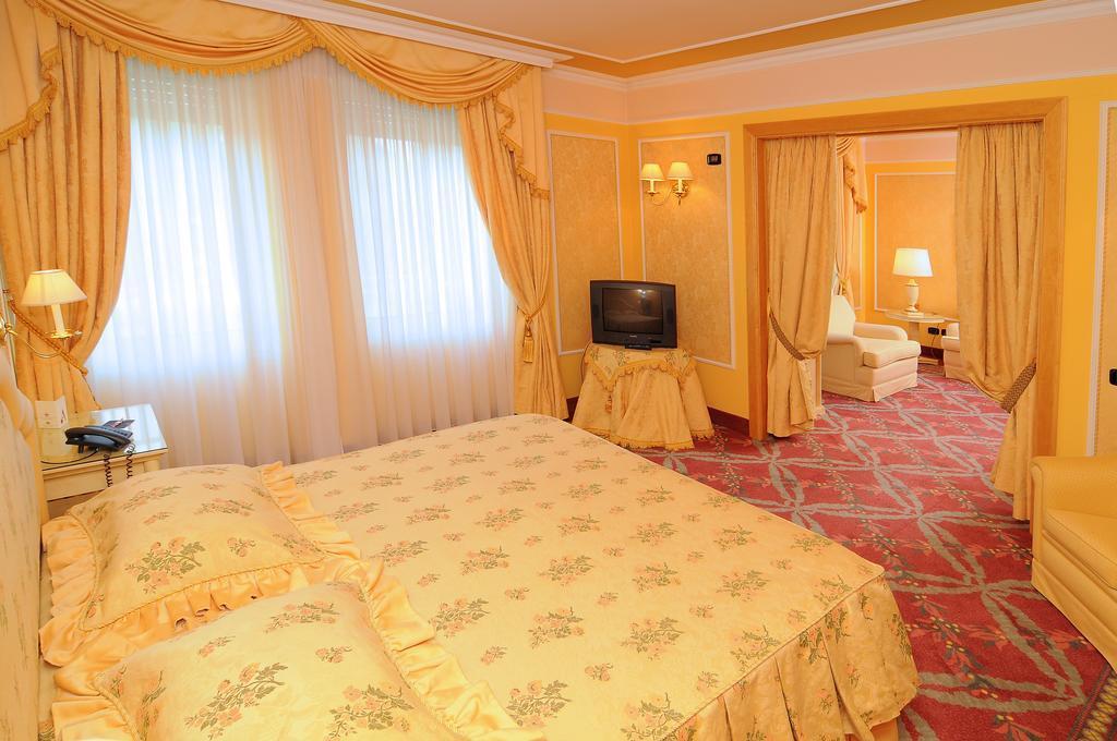 Agora' Palace Hotel Biella Esterno foto